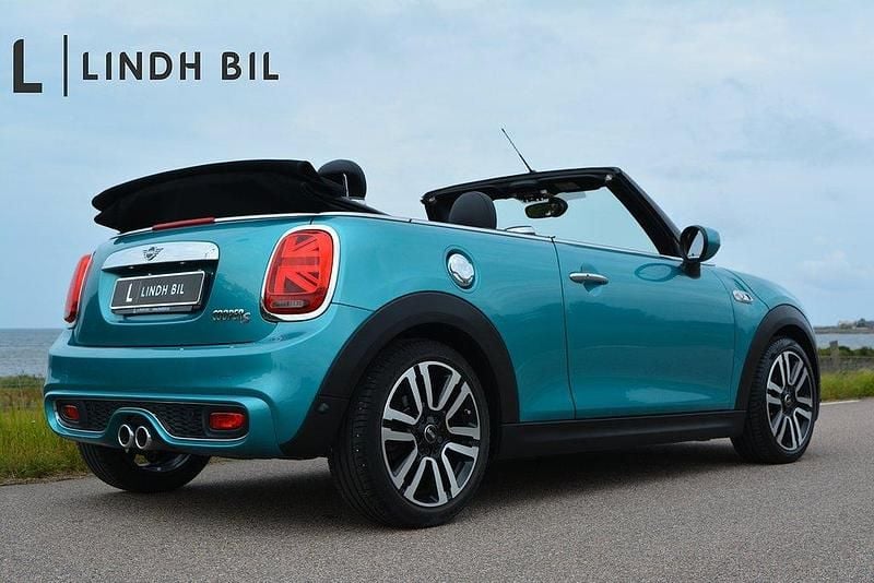 Ljusblå (carribean aqua metallic) Begagnad 2020 Mini Cooper S Cabriolet Chili Cab | 289 900 kr (Marknadspris) - Bild 1/4