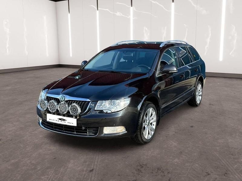 Svart Begagnad 2012 Skoda Superb Elegance Kombi | 79 900 kr (Marknadspris) - Bild 1/4
