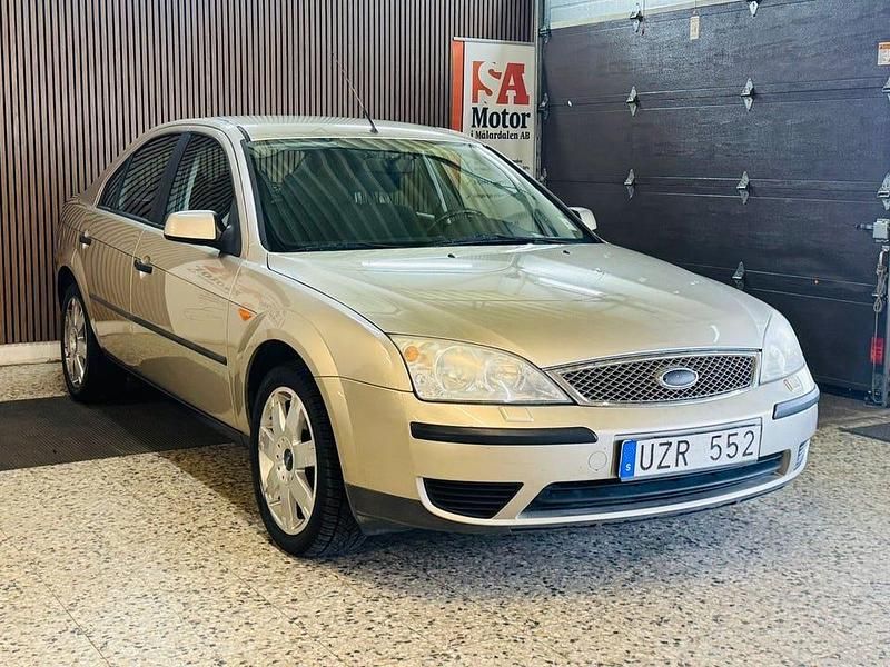 Begagnad Ford Mondeo 146 HK (107 kW) 2004 Silver Halvkombi