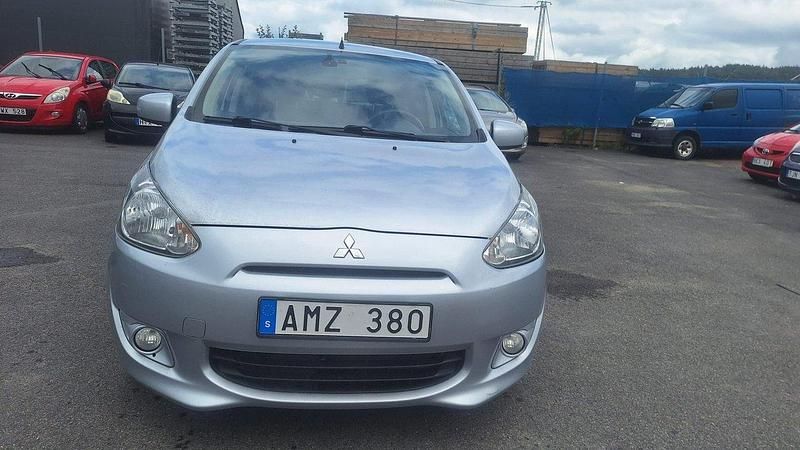 Ljusgrå (silver) Begagnad 2013 Mitsubishi Space Star Kombi | 44 900 kr (Bra pris) - Bild 1/4