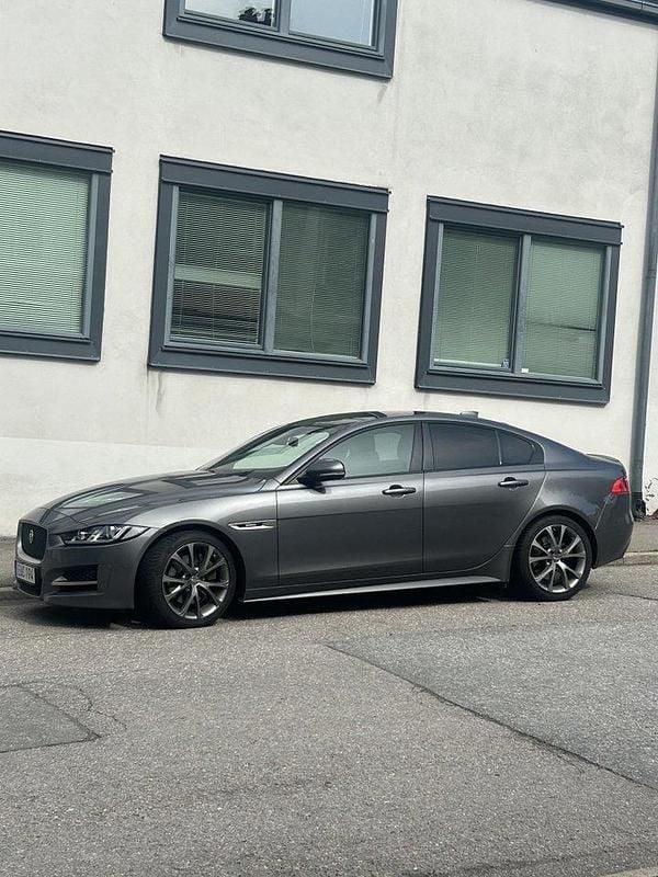 Grå Begagnad 2018 Jaguar XE R-Sport Sedan | 212 000 kr (Marknadspris) - Bild 1/4