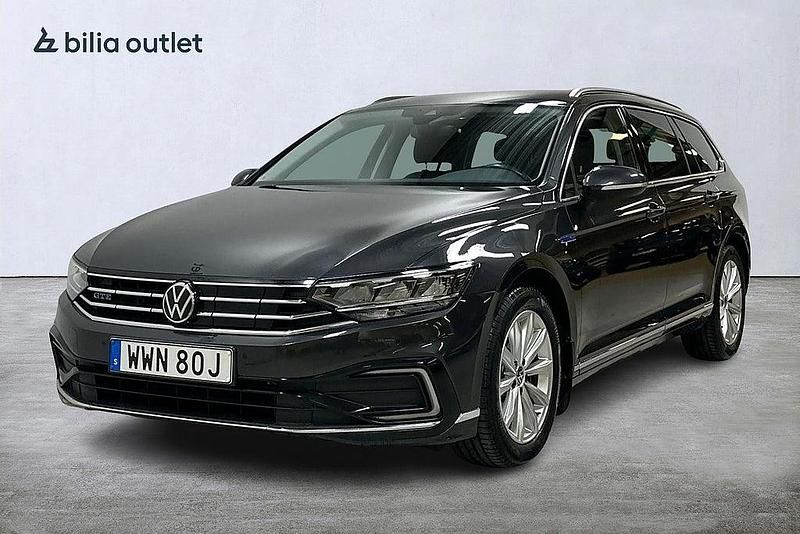 Mörkgrå Begagnad 2022 VW Passat GTE Kombi | 224 900 kr (Marknadspris) - Bild 1/4