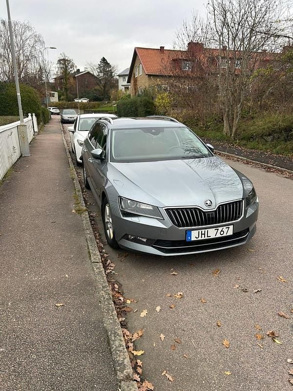 Begagnad 2017 Skoda Superb Kombi | 152 000 kr (Bra pris) - Bild 1/4