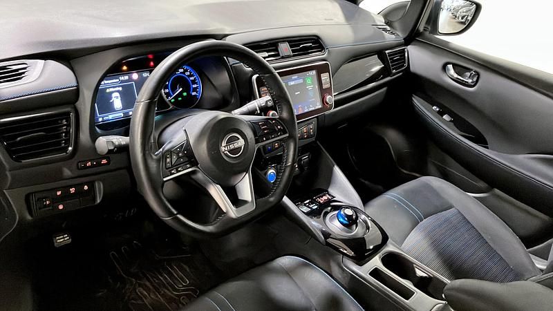 Begagnad Nissan Leaf N-Connecta 110 kW (150 HK) 2022 Grå Halvkombi