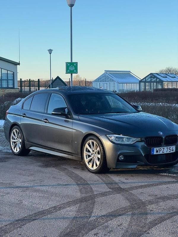 Begagnad 2017 BMW 330 Sedan | 240 000 kr (Dyr) - Bild 1/4