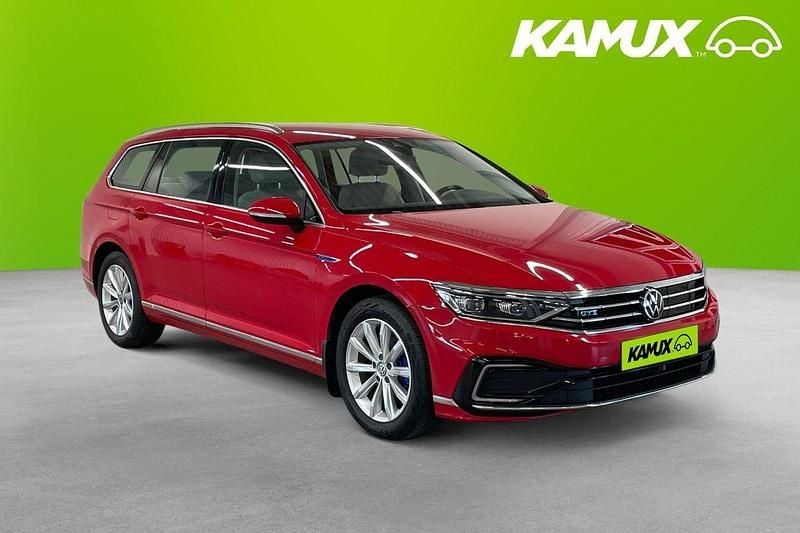 Röd Begagnad 2021 VW Passat GTE Kombi | 209 900 kr (Superpris) - Bild 1/4