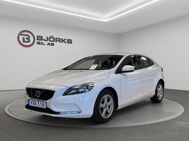 Vit Begagnad 2015 Volvo V40 Kinetic Kombi | 134 500 kr (Marknadspris) - Bild 1/4