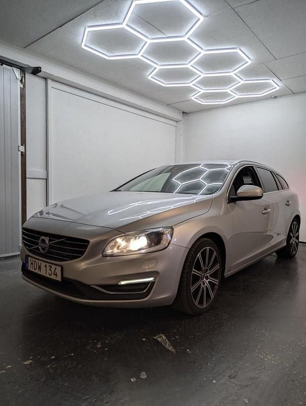 Silver Begagnad 2015 Volvo V60 Summum Kombi | 139 900 kr (Marknadspris) - Bild 1/2