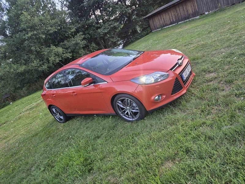 Orange Begagnad 2011 Ford Focus Titanium Halvkombi | 53 500 kr (Lite dyr) - Bild 1/4