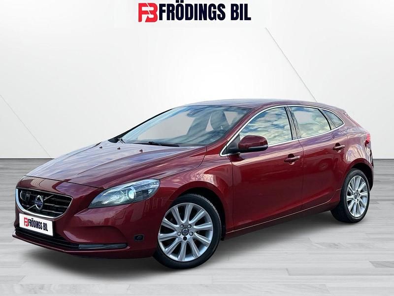 Röd Begagnad 2015 Volvo V40 Summum Kombi | 114 900 kr (Marknadspris) - Bild 1/4