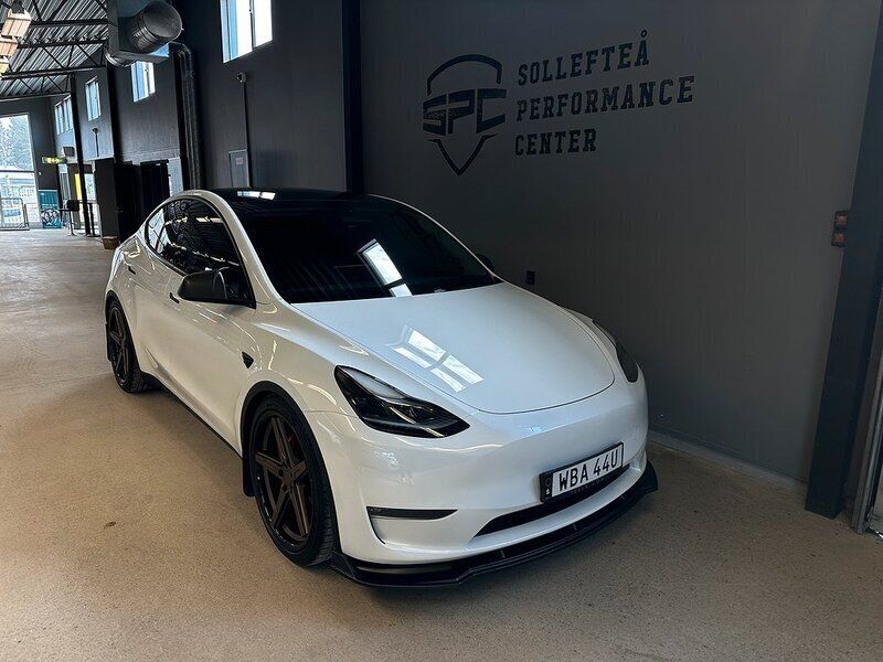 Vit Begagnad 2023 Tesla Model Y Performance SUV | 599 000 kr (Dyr) - Bild 1/4