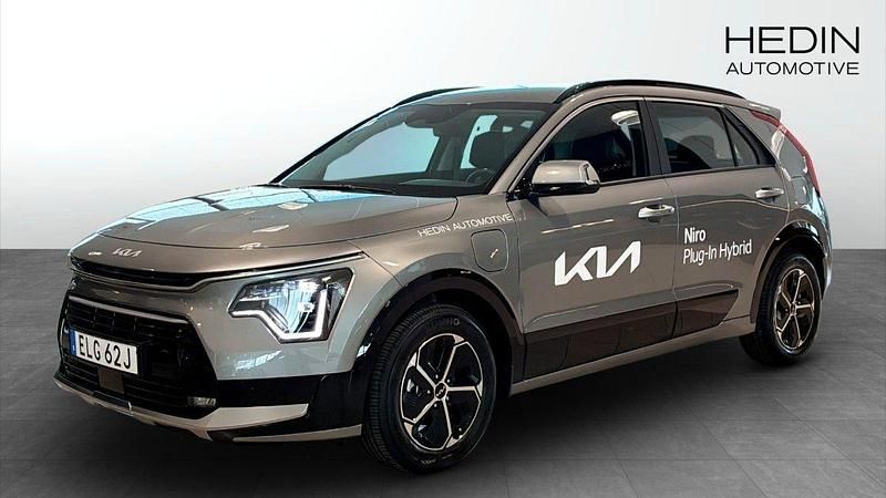 Grå (grey) Begagnad 2025 Kia Niro SUV | 369 900 kr (Superpris) - Bild 1/4