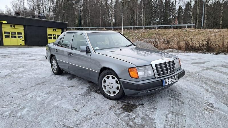 Begagnad Mercedes E400 275 HK (202 kW) 1992 Sedan