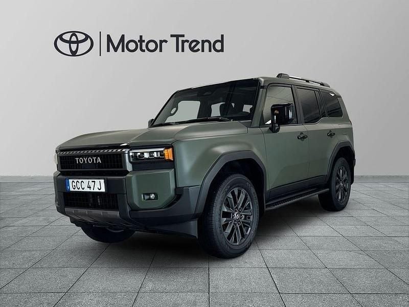 Svart Begagnad 2024 Toyota Land Cruiser Executive SUV | 1 079 000 kr - Bild 1/3