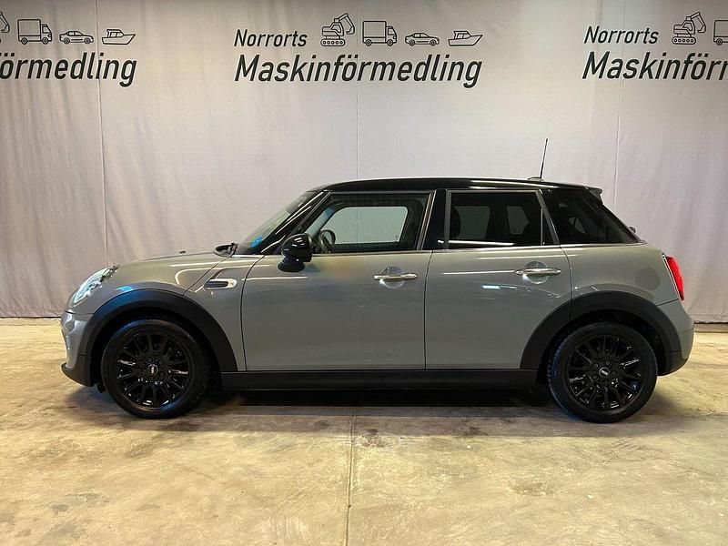 Grå Begagnad 2019 Mini Cooper Pepper Halvkombi | 154 900 kr (Marknadspris) - Bild 1/4
