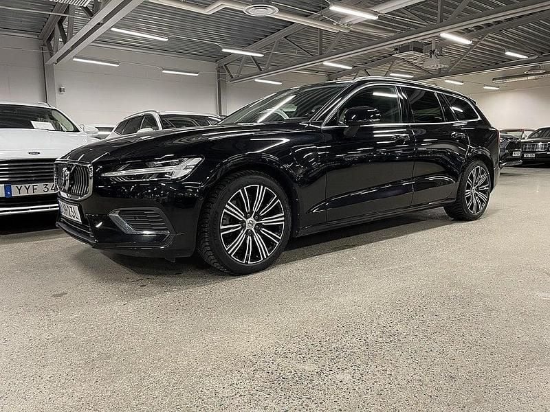 Svart Begagnad 2022 Volvo V60 Kombi | 389 900 kr (Marknadspris) - Bild 1/4
