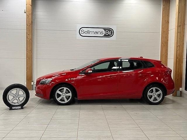 Röd Begagnad 2017 Volvo V40 Kinetic Halvkombi | 155 000 kr (Marknadspris) - Bild 1/4