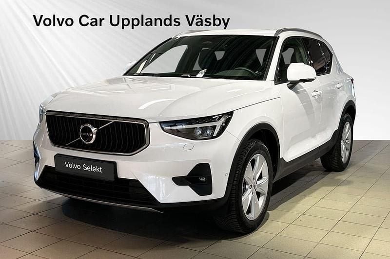 Vit Begagnad 2023 Volvo XC40 Core SUV | 319 900 kr (Marknadspris) - Bild 1/3