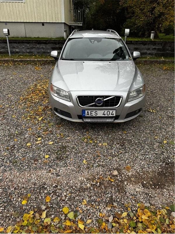 Grå Begagnad 2012 Volvo V70 Summum Kombi | 30 000 kr (Dyr) - Bild 1/4