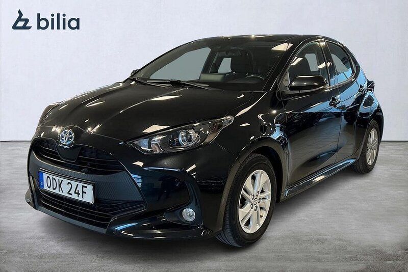 Svart Begagnad 2022 Toyota Yaris Hybrid Active Halvkombi | 224 900 kr (Marknadspris) - Bild 1/3