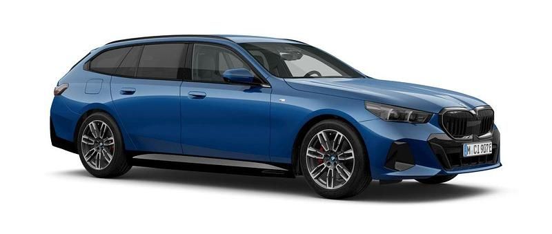 Blå (phytonic blue) Ny 2025 BMW 530e Comfort Edition Kombi | 768 200 kr (Marknadspris) - Bild 1/3