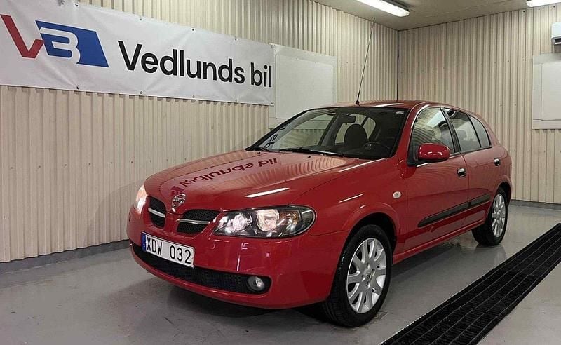 Röd Begagnad 2005 Nissan Almera Halvkombi | 29 900 kr (Lite dyr) - Bild 1/4