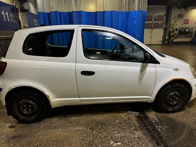 Begagnad Toyota Yaris 65 HK (47 kW) 2004 Halvkombi