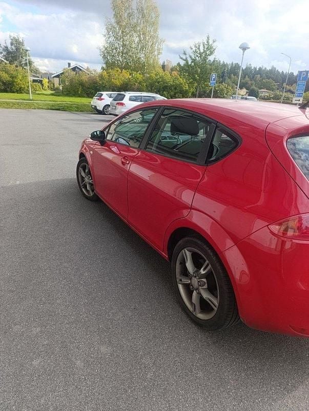 Röd Begagnad 2007 Seat Leon FR Halvkombi | 28 000 kr (Marknadspris) - Bild 1/4