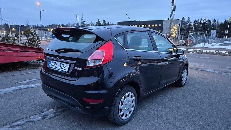 Begagnad Ford Fiesta Titanium 101 HK (74 kW) 2014 Svart Halvkombi