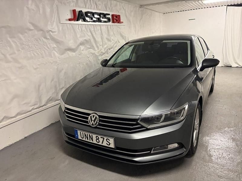 Grå Begagnad 2015 VW Passat Comfortline Sedan | 104 900 kr (Bra pris) - Bild 1/4