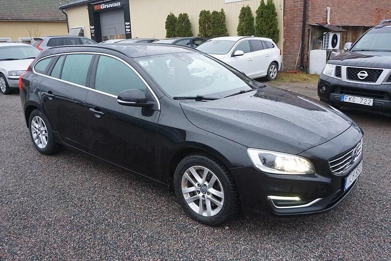 Svart Begagnad 2015 Volvo V60 Momentum Kombi | 119 900 kr (Marknadspris) - Bild 1/4