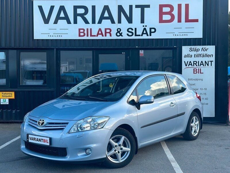 Ljusblå (blå) Begagnad 2010 Toyota Auris Halvkombi | 99 700 kr (Marknadspris) - Bild 1/4