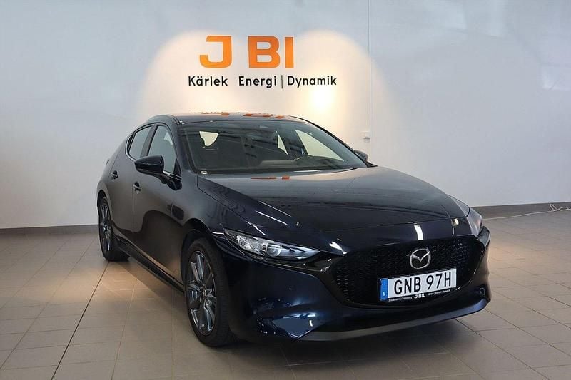 Blå Begagnad 2021 Mazda 3 Sky Halvkombi | 214 900 kr (Marknadspris) - Bild 1/4