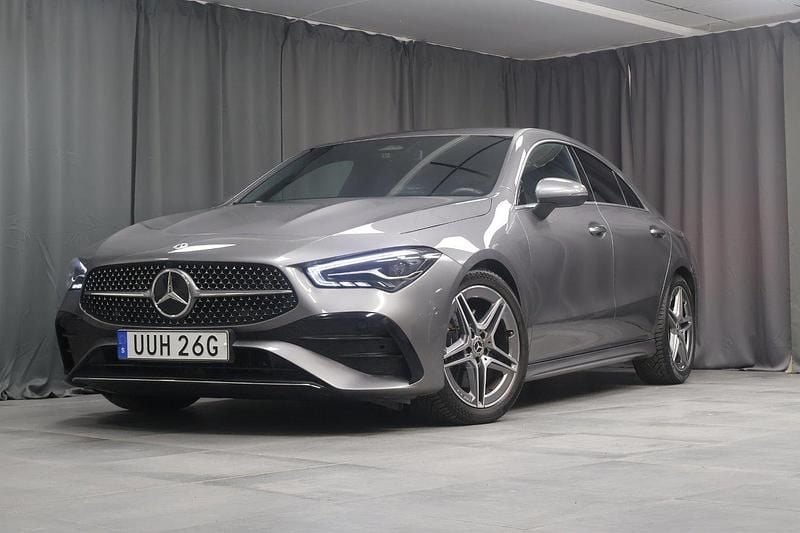 Mörkgrå Begagnad 2024 Mercedes CLA200 Advanced Plus Sportkupé | 379 000 kr (Marknadspris) - Bild 1/4