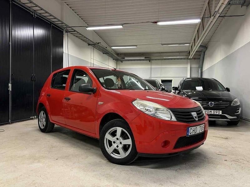 Röd Begagnad 2009 Dacia Sandero Halvkombi | 34 900 kr (Marknadspris) - Bild 1/4