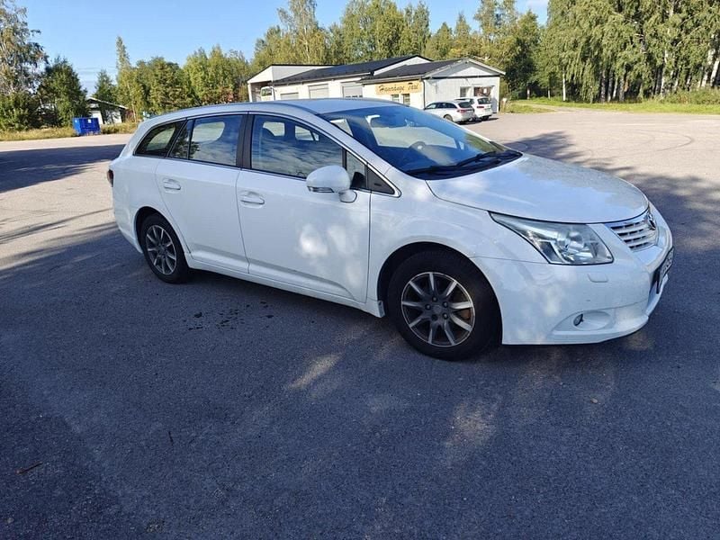 Vit Begagnad 2011 Toyota Avensis Business Edition Kombi | 59 000 kr (Marknadspris) - Bild 1/4
