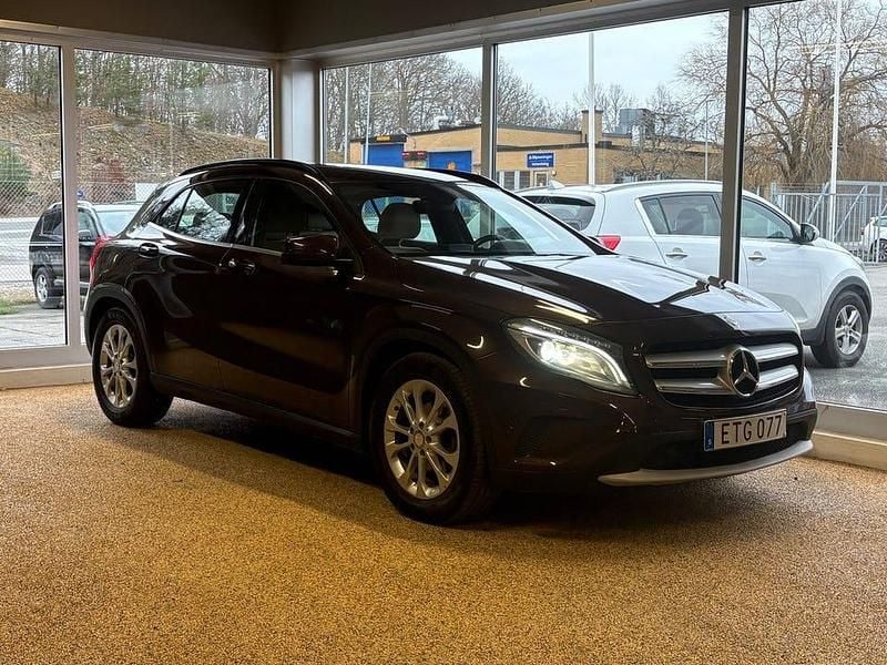 Brun Begagnad 2014 Mercedes GLA220 Style SUV | 134 900 kr (Superpris) - Bild 1/4
