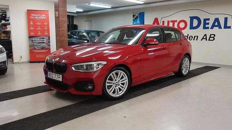Röd Begagnad 2019 BMW 118 M Sport Halvkombi | 179 800 kr (Superpris) - Bild 1/4