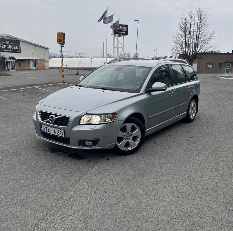 Silver Begagnad 2012 Volvo V50 Momentum Kombi | 65 000 kr (Marknadspris) - Bild 1/4