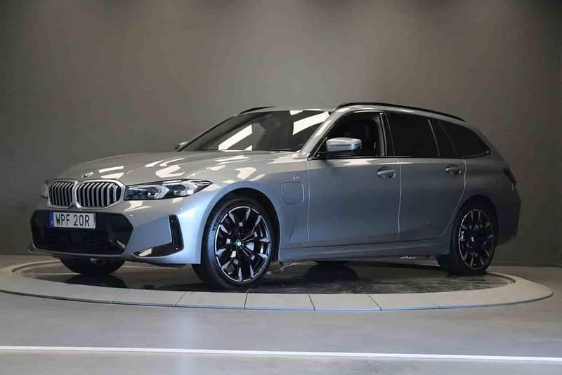 Grå Begagnad 2025 BMW 330e Kombi | 579 000 kr - Bild 1/1