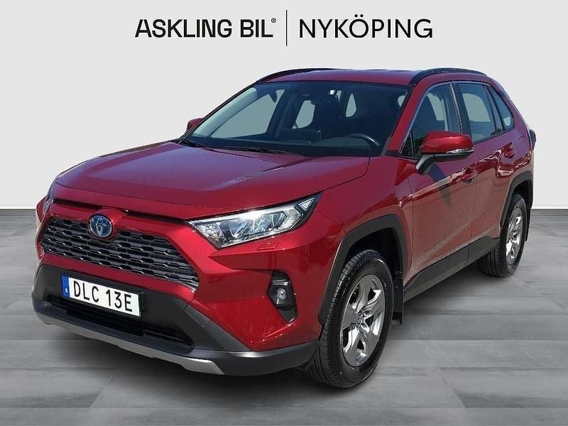 Röd (rödmetallic) Begagnad 2023 Toyota RAV4 Hybrid Active SUV | 409 000 kr (Bra pris) - Bild 1/4
