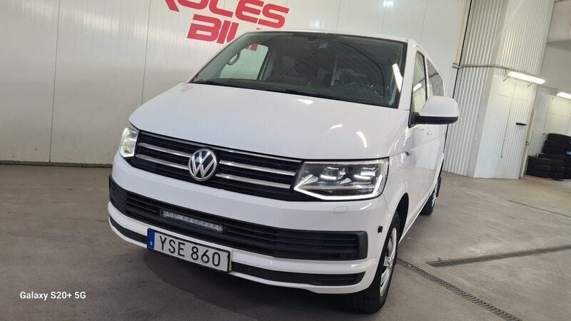 Vit Begagnad 2017 VW Caravelle Comfortline Minibuss | 179 900 kr - Bild 1/4
