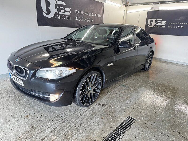 Svart Begagnad 2011 BMW 520 Sedan | 89 900 kr (Marknadspris) - Bild 1/4
