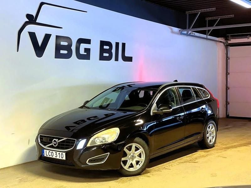 Svart Begagnad 2010 Volvo V60 Momentum Kombi | 79 000 kr (Marknadspris) - Bild 1/4