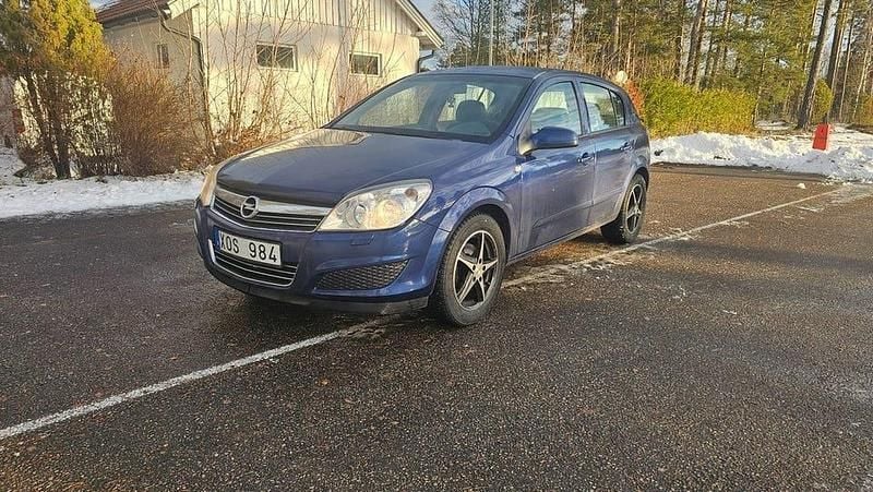Blå Begagnad 2009 Opel Astra Halvkombi | 33 999 kr (Marknadspris) - Bild 1/4