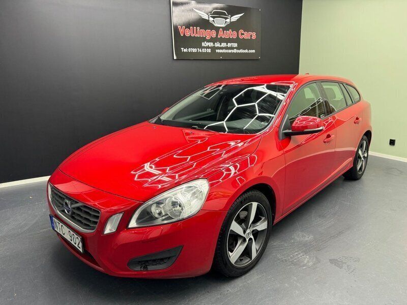 Röd Begagnad 2010 Volvo V60 Kinetic Kombi | 74 900 kr (Marknadspris) - Bild 1/4