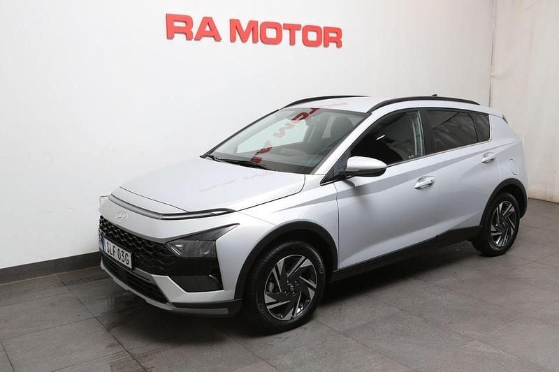 Grå Begagnad 2024 Hyundai Bayon Essential SUV | 224 800 kr (Marknadspris) - Bild 1/3