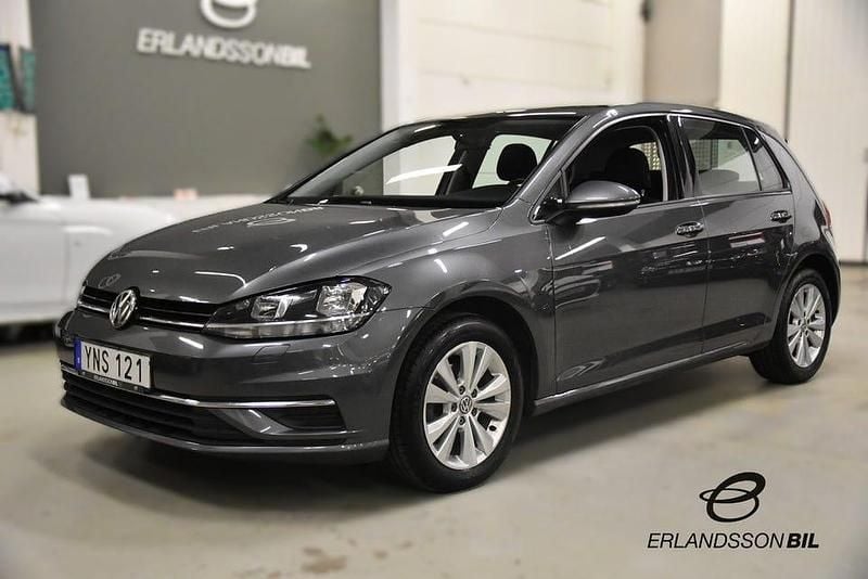 Mörkgrå Begagnad 2017 VW Golf VII Halvkombi | 134 900 kr (Marknadspris) - Bild 1/4