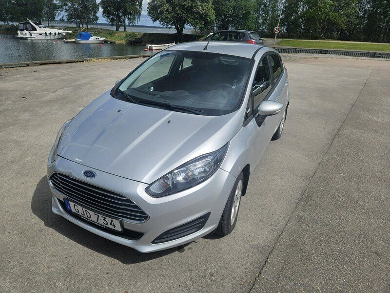 Grå Begagnad 2014 Ford Fiesta Trend Halvkombi | 49 500 kr (Marknadspris) - Bild 1/4