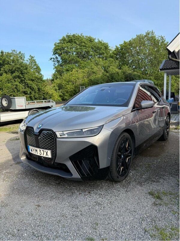 Grå Begagnad 2023 BMW iX Comfort Edition SUV | 859 000 kr (Superpris) - Bild 1/4